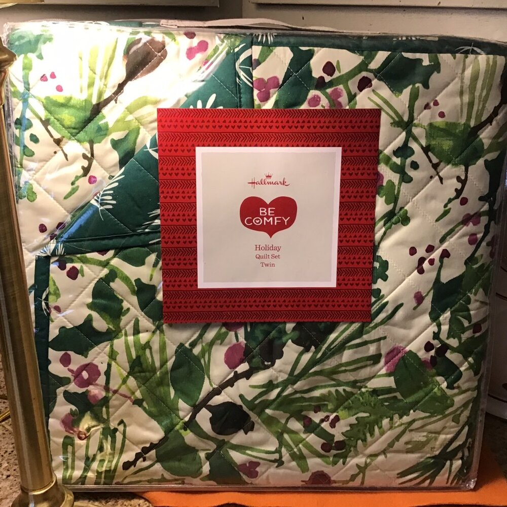 NIP Set of 2 Hallmark Holiday Twin Quilt Set
